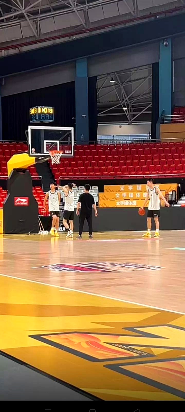 赛地聚焦——国王杯今夜热度飙升，广厦男篮防线松动，管理层满意，临场指挥获称赞的简单介绍