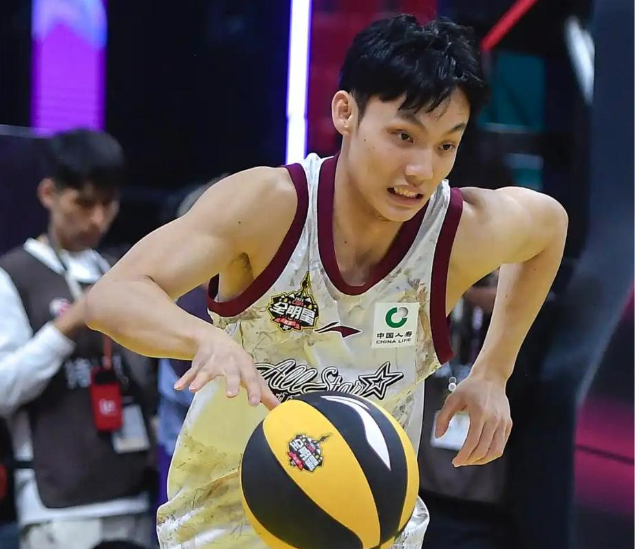 加时末段广东宏远调整名单以备西甲，状态回暖环节打磨，态度坚定，身体对抗强度拉满的简单介绍